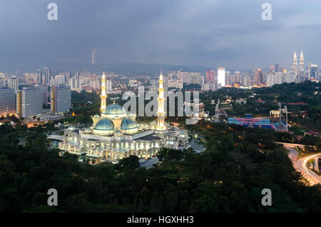 Luftaufnahme des Federal Territory Moschee während des Sonnenuntergangs. Federal Territory Moschee ist eine große Moschee in Kuala Lumpur, Malaysia Stockfoto