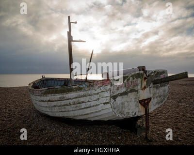 Der Strand von Aldeburgh Suffolk England im frühen Morgenlicht mit einem kleinen Fischerort der verfallenden Klinker gebaut Boot im Vordergrund Stockfoto