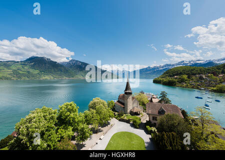 Schloss Spiez mit Segelboot auf dem Thunersee in Bern, Schweiz. Stockfoto