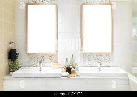 Badezimmer mit Waschbecken Wasserhahn und schwarze Handtuch im Hotel Interieur. Modernes Design des Badezimmers. Stockfoto
