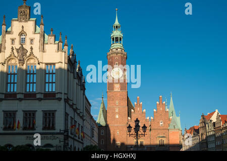 Wroclaw-Rathaus-Turmuhr und neben traditionellen Gebäude im frühen Abendlicht, Wroclaw, Polen Stockfoto