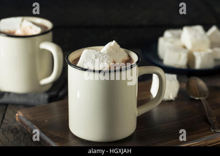 Warmen Kakao mit quadratischen Marshmallows in einem Becher Stockfoto