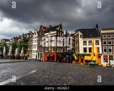 Blick von der Torensluis-Brücke über den Singel Kanal - Amsterdam, Niederlande Stockfoto