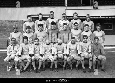 Wolverhampton Wanderers FC Fußballmannschaft Juli 1968 Front row, Ronnie Allen, Peter Knowles, Mike Kenning, Dave Wagstaffe, Frank Wignall, Mike Bailey, John Holsgrove, Gerry Summers. Mittlere Reihe Alun Evans, John Farrington, Frank Munro, Phil Parkes, Evan Williams, David Galvin, Gerry Taylor, Dave Woodfield. Oberen Zeile Derek Clarke, John McAlle, Derek Dougan, Ron Bradley, Nobby Thompson, Derek Parkin. Stockfoto