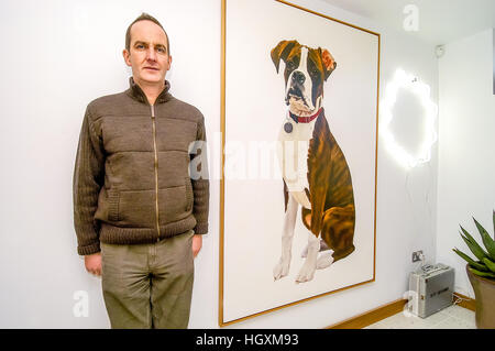 Moderator Kevin McCloud am Haus auf Pett Ebene, in der Nähe von Hastings. Stockfoto