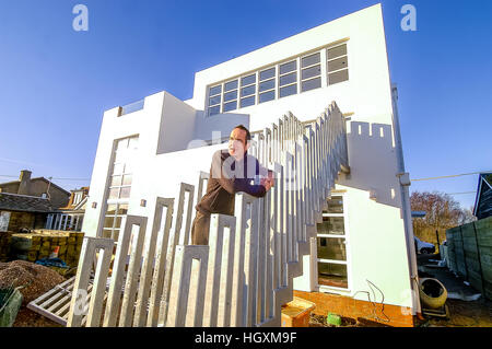 Moderator Kevin McCloud am Haus auf Pett Ebene, in der Nähe von Hastings. Stockfoto