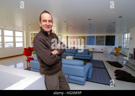 Moderator Kevin McCloud am Haus auf Pett Ebene, in der Nähe von Hastings. Stockfoto