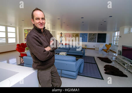 Moderator Kevin McCloud am Haus auf Pett Ebene, in der Nähe von Hastings. Stockfoto