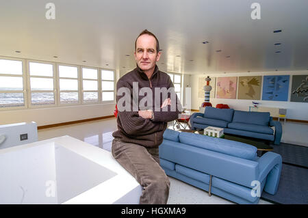 Moderator Kevin McCloud am Haus auf Pett Ebene, in der Nähe von Hastings. Stockfoto