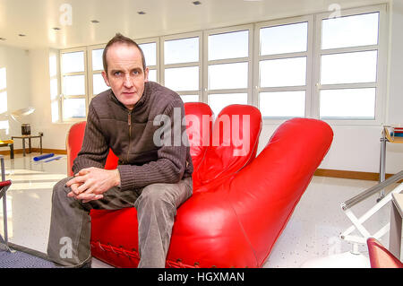 Moderator Kevin McCloud am Haus auf Pett Ebene, in der Nähe von Hastings. Stockfoto