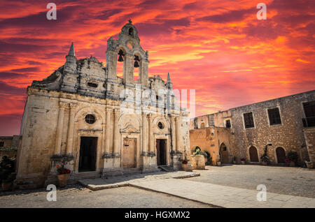 Einen atemberaubenden Sonnenuntergang auf Kloster Arkadi auf Kreta, Griechenland. Ekklisia Timios Stavros - Moni Arkadiou in griechischer Sprache. Es ist ein Venetien Stockfoto