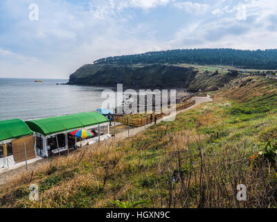 Der Tourist besucht Seongaksan Küste, die berühmte Küstenstraße mit atemberaubenden Panoramablick auf Jeju island Stockfoto