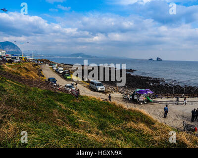 Der Tourist besucht Seongaksan Küste, die berühmte Küstenstraße mit atemberaubenden Panoramablick auf Jeju island Stockfoto