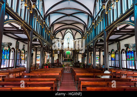 Innerhalb der historischen Holzkirche in Kon Tum, Vietnam. Während der französischen Kolonisation gebaut. Stockfoto