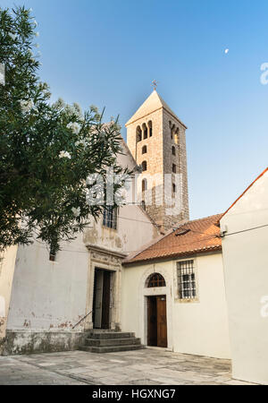 Rab, Kroatien - 5. August 2015: Altstadt von Rab, kroatischen Insel berühmt für seine vier Glockentürme und Sandstrände. Stockfoto