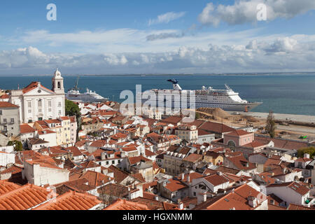Lissabon, Portugal: Blick auf die Alfama Nachbarschaft aus der Miradouro de Santa Luzia. Stockfoto