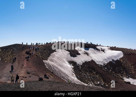 Ätna, Sizilien, Italien - 10. April 2015: Ätna Berglandschaft mit vulkanischen Fels und Schnee, Sizilien, Italien Stockfoto