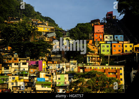 Eines der Favela-Gemeinden in Botafogo, Zona Sul, Rio De Janeiro, das war einer der ersten, die von der brasilianischen Militärpolizei befriedet werden. Stockfoto