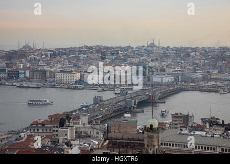 Galata-Brücke gesehen vom Galata-Turm in Istanbul, Türkei. Stockfoto