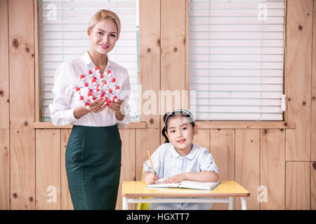 Ausländische Lehrer und Kindergarten Mädchen lächelnd Stockfoto