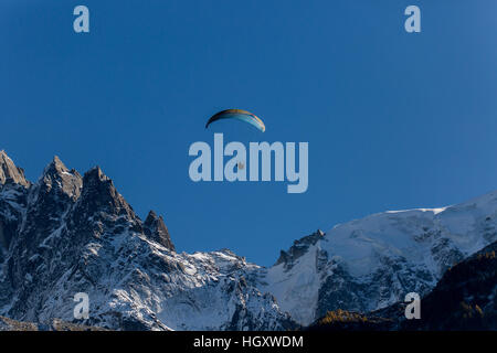 Ein Parapenter im Tal von Chamonix fliegen Stockfoto