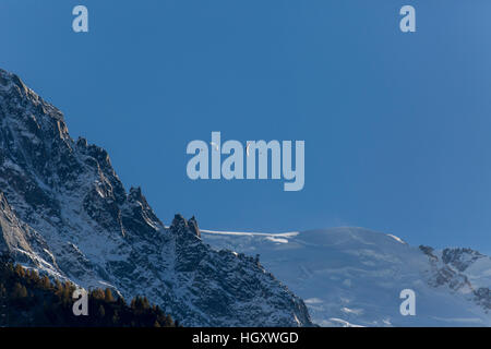 Ein Parapenter im Tal von Chamonix fliegen Stockfoto