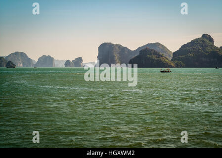 Die wunderbare Halong-Bucht, UNESCO-Welterbe in Vietnam Stockfoto