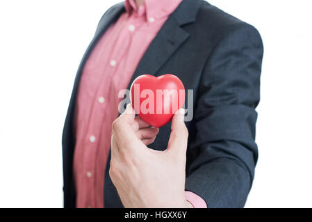 Mann, rotes Herz in seinen Händen hält Stockfoto