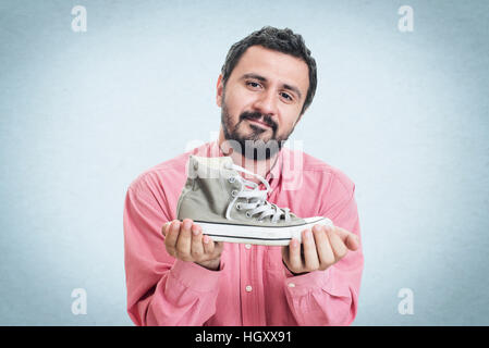 Geschäftsmann Holding Turnschuhe Stockfoto