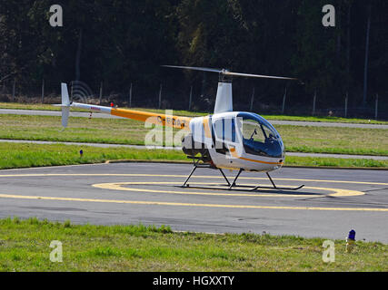 Robinson R22 (C-FDAZ) Licht zwei Sitz Hubschrauber am Flughafen Qualicum auf Vancouver Island, BC. Kanada.  SCO 11.598. Stockfoto