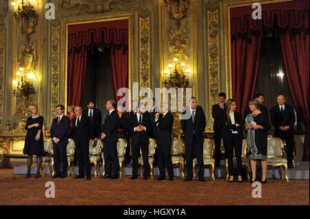 Neu ernannten Minister der italienischen Regierung Gesundheitsminister Beatrice Lorenzin, kulturelles Erbe und Aktivitäten Minister Dario Franceschini, Bildung und Forschungsministerin Valeria Fedeli, Arbeit und Politik Sozialministerin Giuliano Poletti und Umweltminister Gian Luca Galletti, Landwirtschaft Politik Minister Maurizio Martina, wirtschaftliche Entwicklung Minister Carlo Calenda, Wirtschaft und Finanzminister Pier Carlo Padoan, Verteidigungsminister Roberta Pinotti, Justizminister Andrea Orlando , Innenminister Marco Minniti und auswärtige Angelegenheiten Minister Angelino Alfano, Italiens Präsident Sergio Stockfoto