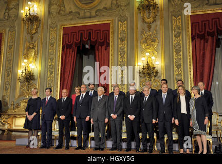 Neu ernannten Minister der italienischen Regierung Gesundheitsminister Beatrice Lorenzin, kulturelles Erbe und Aktivitäten Minister Dario Franceschini, Bildung und Forschungsministerin Valeria Fedeli, Arbeit und Politik Sozialministerin Giuliano Poletti und Umweltminister Gian Luca Galletti, Landwirtschaft Politik Minister Maurizio Martina, wirtschaftliche Entwicklung Minister Carlo Calenda, Wirtschaft und Finanzminister Pier Carlo Padoan, Verteidigungsminister Roberta Pinotti, Justizminister Andrea Orlando , Innenminister Marco Minniti und auswärtige Angelegenheiten Minister Angelino Alfano, Italiens Präsident Sergio Stockfoto