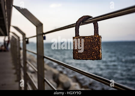 Rostige alte Schloss als Symbol für Liebe, Einheit und Sicherheit Stockfoto