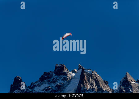 Ein Parapenter im Tal von Chamonix fliegen Stockfoto