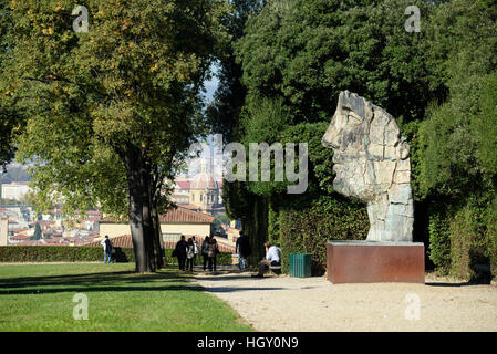 Florenz. Italien. Boboli-Gärten (Giardini di Boboli) und Bronze Skulptur Tindaro Screpolato (1998) von Igor Mitoraj (1944-2014). Stockfoto