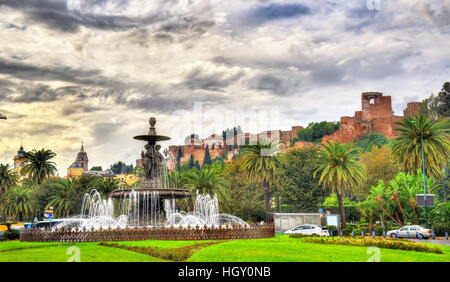 Tres Gracias Brunnen und Burg Alcazaba in Malaga - Adalusia, Spanien Stockfoto