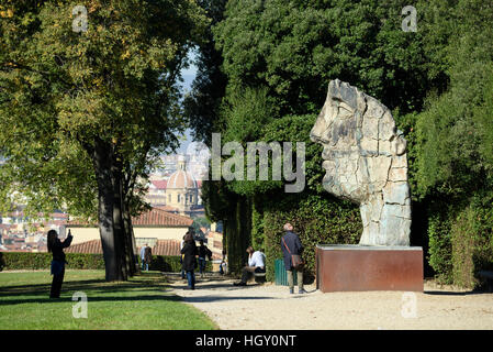 Florenz. Italien. Boboli-Gärten (Giardini di Boboli) und Bronze Skulptur Tindaro Screpolato (1998) von Igor Mitoraj (1944-2014). Stockfoto