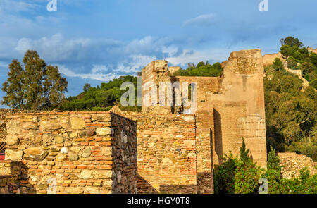 Stein-Mauern und Türme der Festung Alcazaba in Malaga. Spanien. Andalusien. Stockfoto