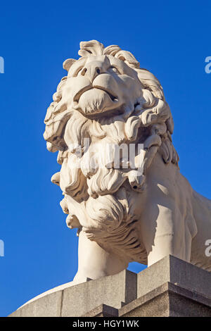 London, Westminster Coade Stein "South Bank Löwen" steht am südlichen Ende der Westminster Bridge Stockfoto