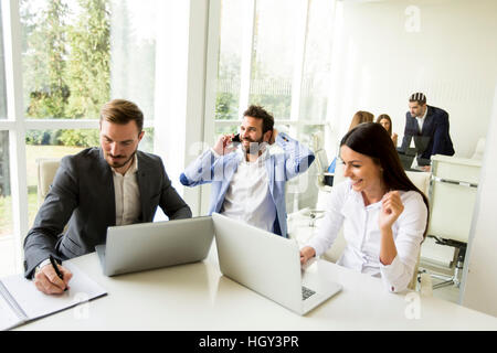 Junge Geschäftsleute mit Treffen in modernen Büro Stockfoto