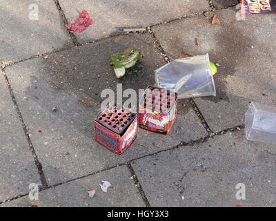 Neujahr Silvester Nacht Feuerwerk Abfall Müll Müll im öffentlichen Raum Stockfoto