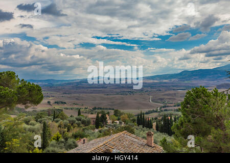 Einen schönen Blick auf Bergdorf in Pienza in der Toskana Italien Stockfoto