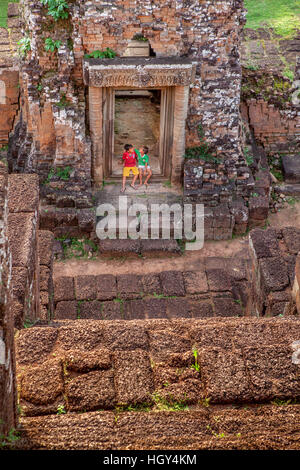 Zwei kambodschanische Jungen spielen unter den Ruinen der Pre Rup, einen zehnten Jahrhundert Hindu-Tempel in der Nähe von Angkor, Kambodscha. Stockfoto