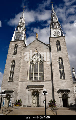 Vor der Basilika Notre Dame römisch-katholische Kathedrale in Ottawa mit Twin Zinn Turmspitzen und Madonna Stockfoto