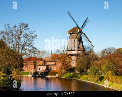 Hinte, Deutschland - 4. November 2011: The Mill Hinte ist die einzige Windmühle in der Gemeinde Hinte Landkreis Aurich Im Ostfriesland. Die Mühle war erec Stockfoto