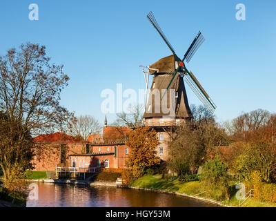 Hinte, Deutschland - 4. November 2011: The Mill Hinte ist die einzige Windmühle in der Gemeinde Hinte Landkreis Aurich Im Ostfriesland. Die Mühle war erec Stockfoto