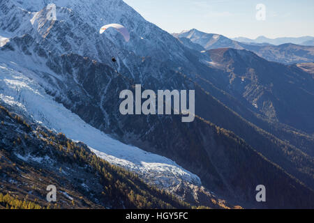 Ein Parapenter im Tal von Chamonix fliegen Stockfoto