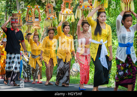 Balinesische Hindu-Prozession. In hinduistischen Bali werden religiöse Veranstaltungen gefeiert häufig durch einen Besuch in einem Tempel mit angeboten. Stockfoto