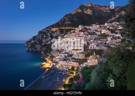 Morgendämmerung über Positano an der Amalfi Küste, Kampanien, Italien Stockfoto