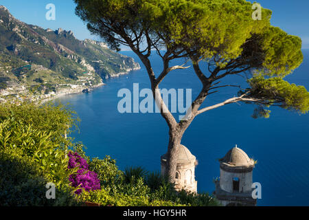 Blick über den Golf von Salerno aus Villa Rufolo in Ravello, Kampanien, Italien Stockfoto